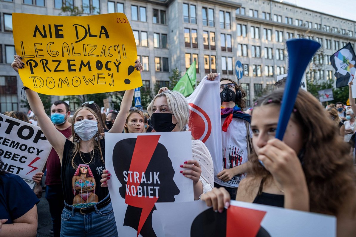 Protesti Polijā pret izstāšanos no Stambulas konvencijas. 2020. gada 24. jūlijs