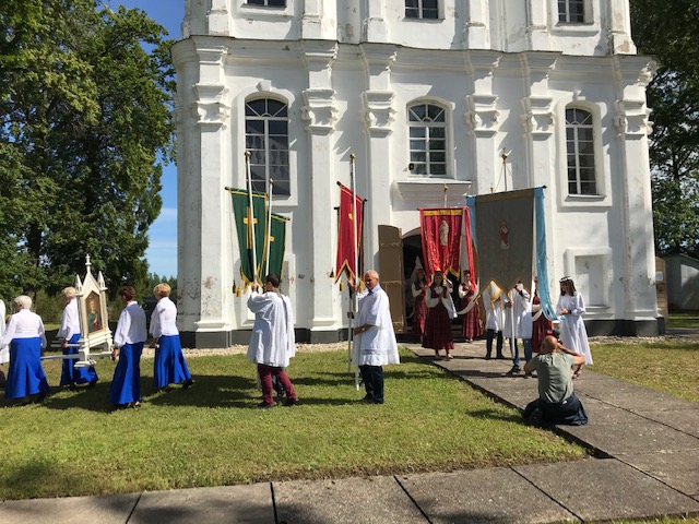 Euharistiskā procesija pie Sv.Annas baznīcas Bērzgalē