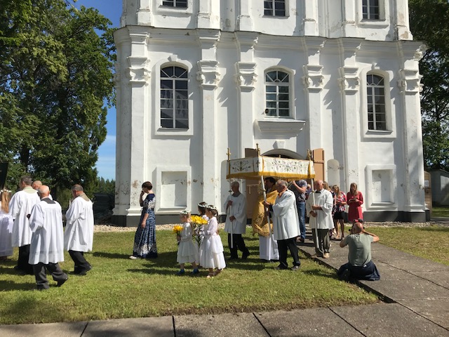 Euharistiskā procesija pie Sv.Annas baznīcas Bērzgalē