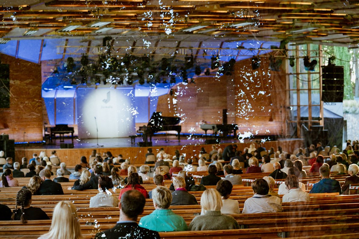 Pasākums Dzintaru koncertzālē ar atdalītām sēdvietām.