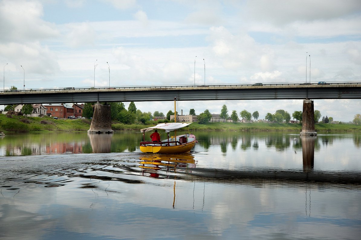 Daugavpilī Vienības tilts pār Daugavu.
