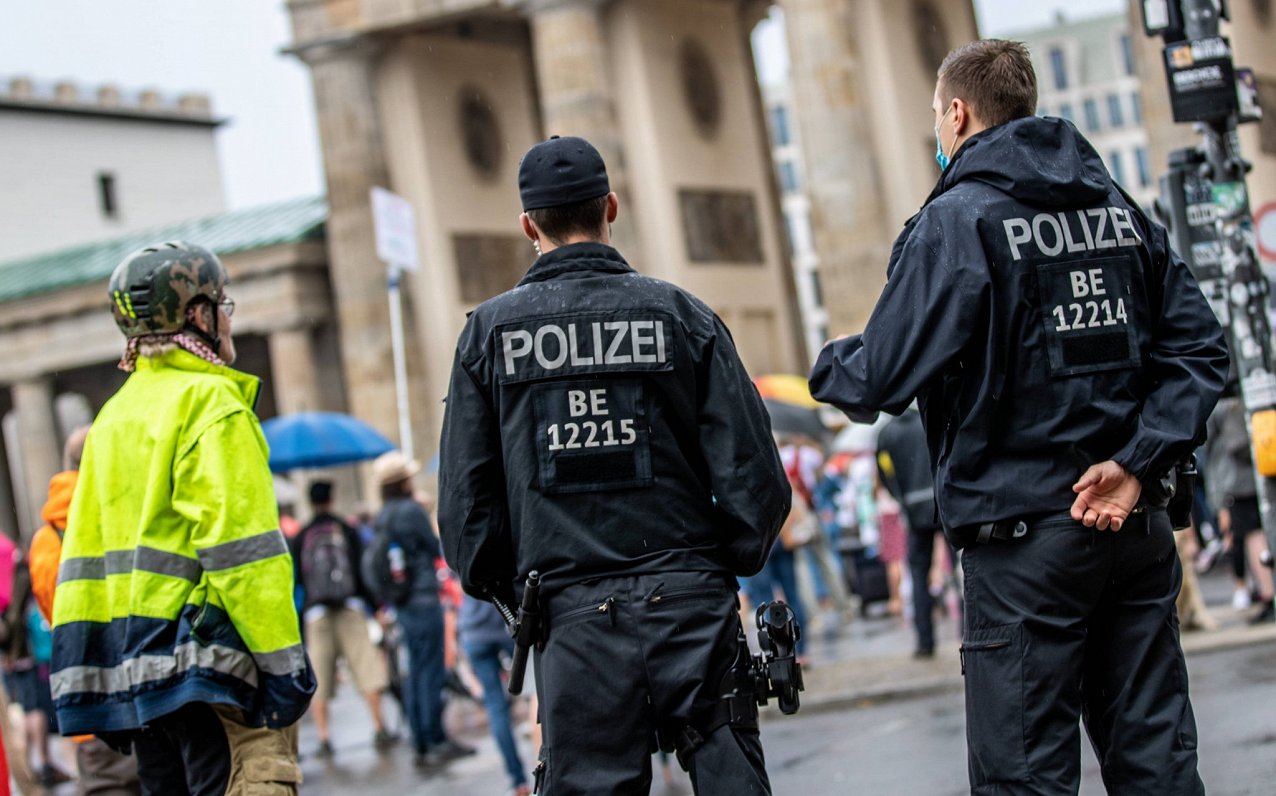 Policisti protestu laikā Berlīnē, 02.08.2020.