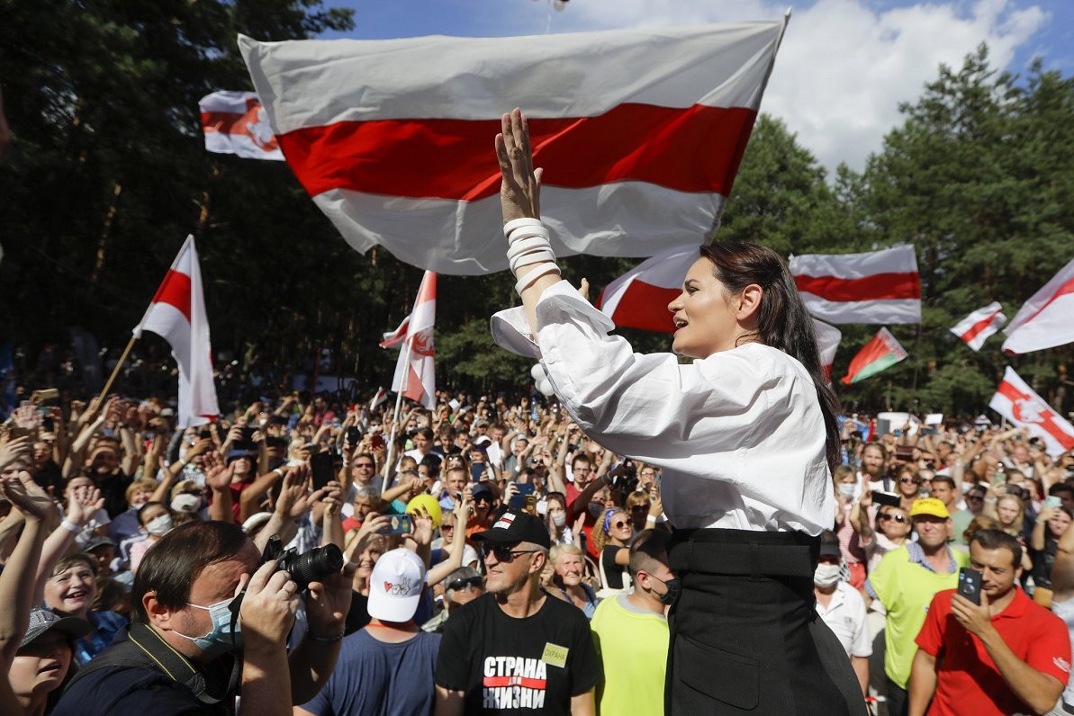 Balkrievijas opozīcijas vienīgā kandidāte Svetlana Tihanovska ar saviem atbalstītājiem. 2020. gada 2...
