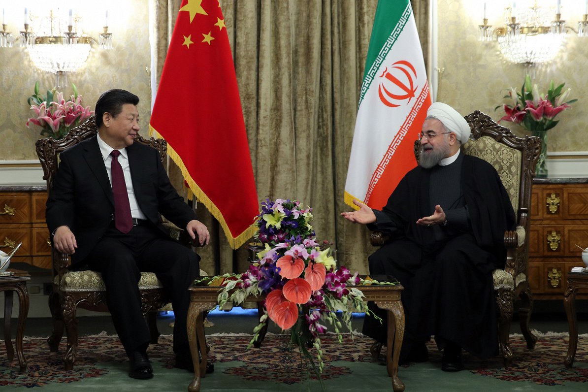 Attēlā Irānas prezidents Hasans Ruhani (no labās) un Ķīnas prezidents Sji Dzjiņpins, 2016. gada 23....