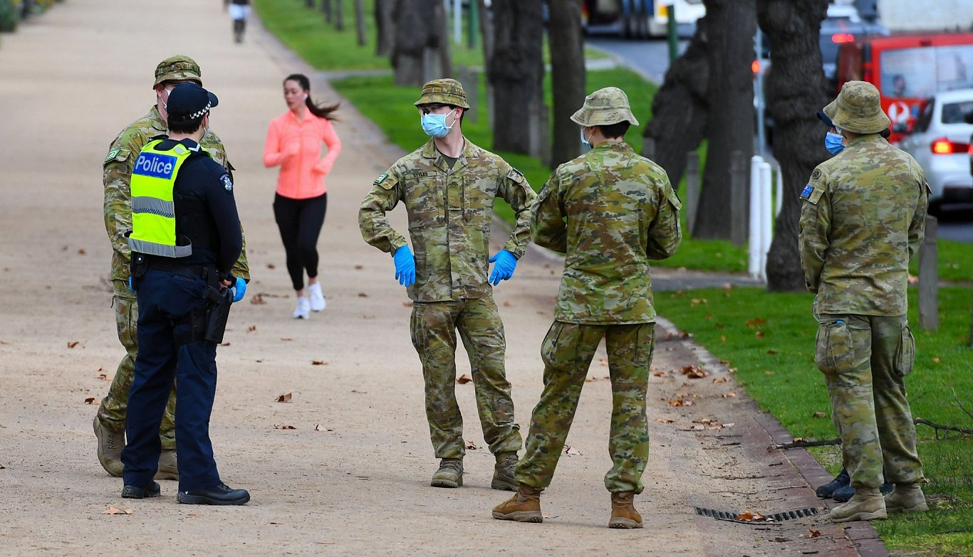 Policistu un karavīru patruļa Melburnas parkā. 2020. gada 4. augusts.