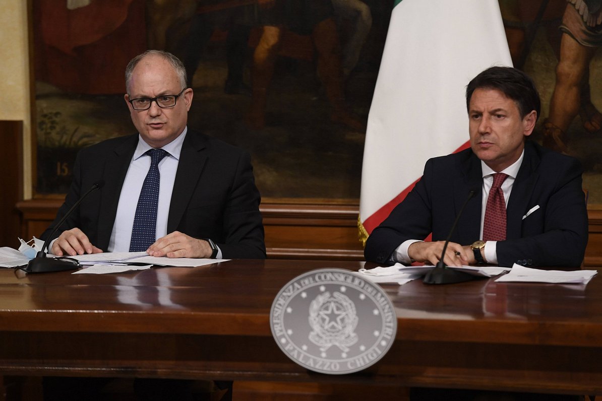 Attēlā Itālijas premjerministrs Džuzepe Konte (pa labi) un finanšu ministrs Roberto Gvaltjēri