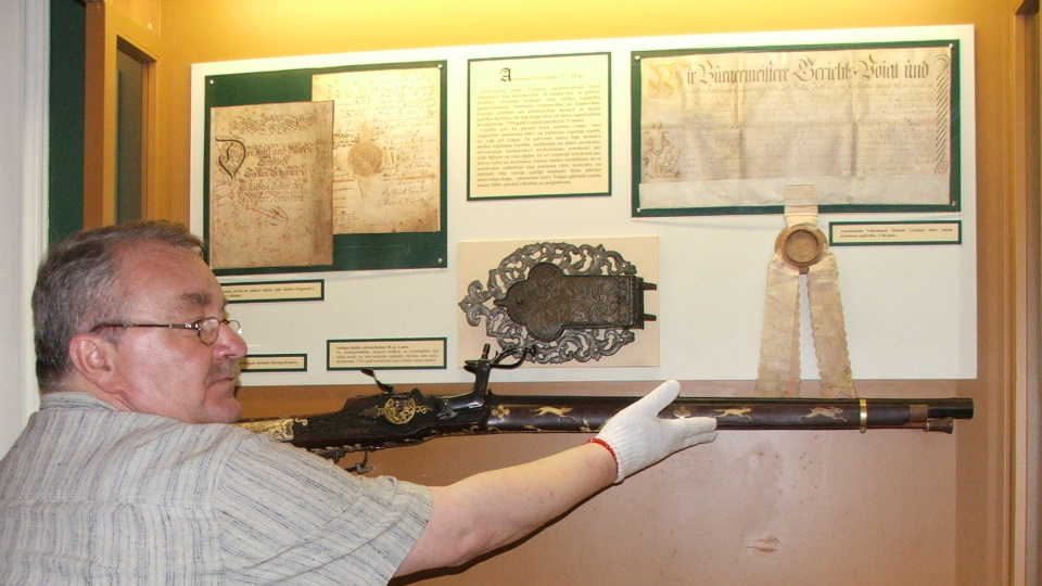 Возвращение ружья в музей 11 июля 2005 года.