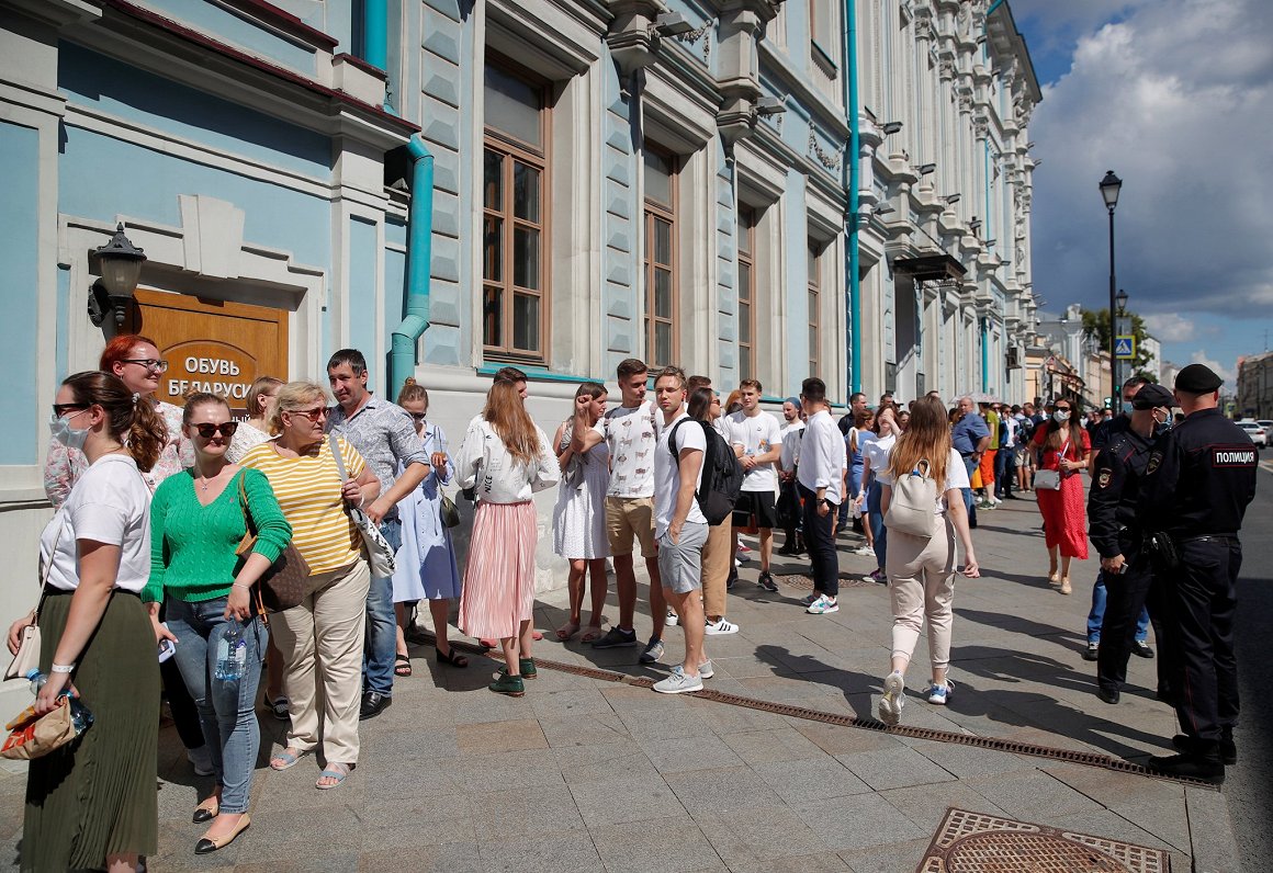 Baltkrievijas pilsoņi, kas devušies nobalsot vēstniecībā Maskavā, 2020. gada 9. augustā