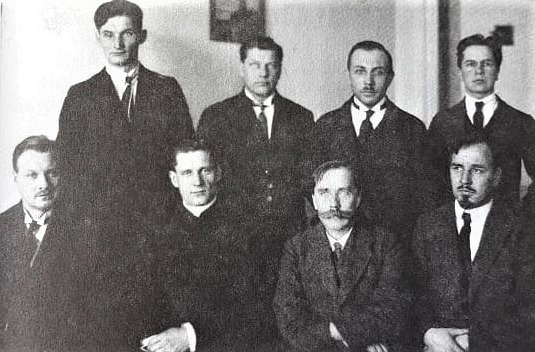 Педагоги Латгальской сельскохозяйственной средней школы, 1923 год. В ряду сидящих второй справа — Са...