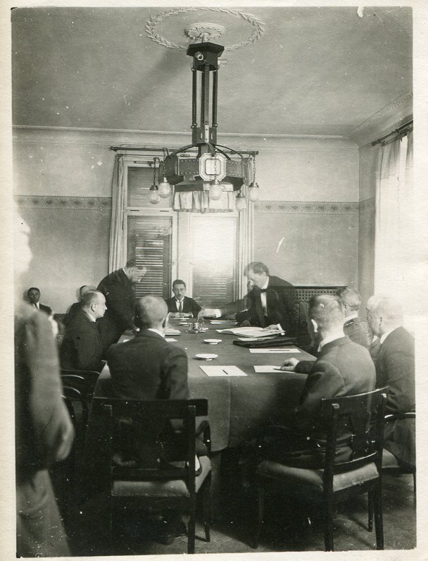 Miera līguma parakstīšana 1920.g.11.augustā Ārlietu ministrijā Rīgā.