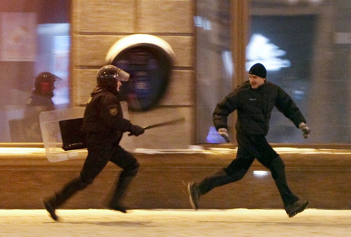 2010.gada 19.decembris Minskā. Policists dzenas pakaļ protestētājam.