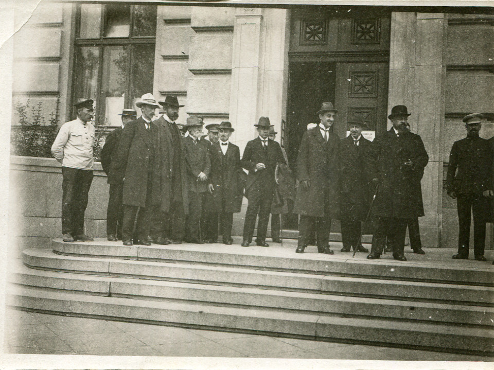 Российская делегация у здания МИД в Риге, 11 августа 1920 года