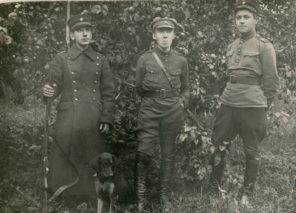 Латвийские пограничники с собакой, начало 1920-х