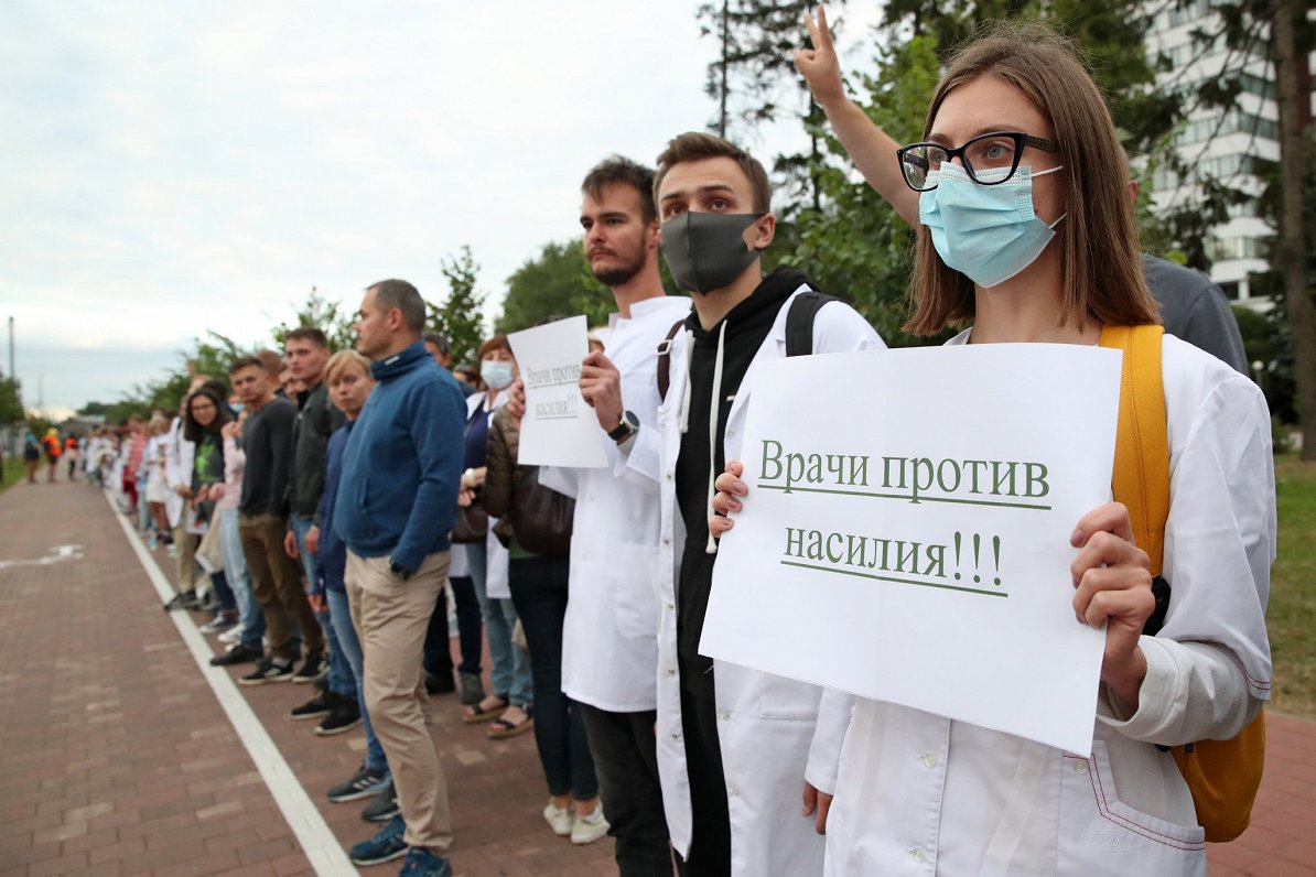 Baltkrievu ārsti protestē pret vardarbību Minskā. 2020. gada augusts.