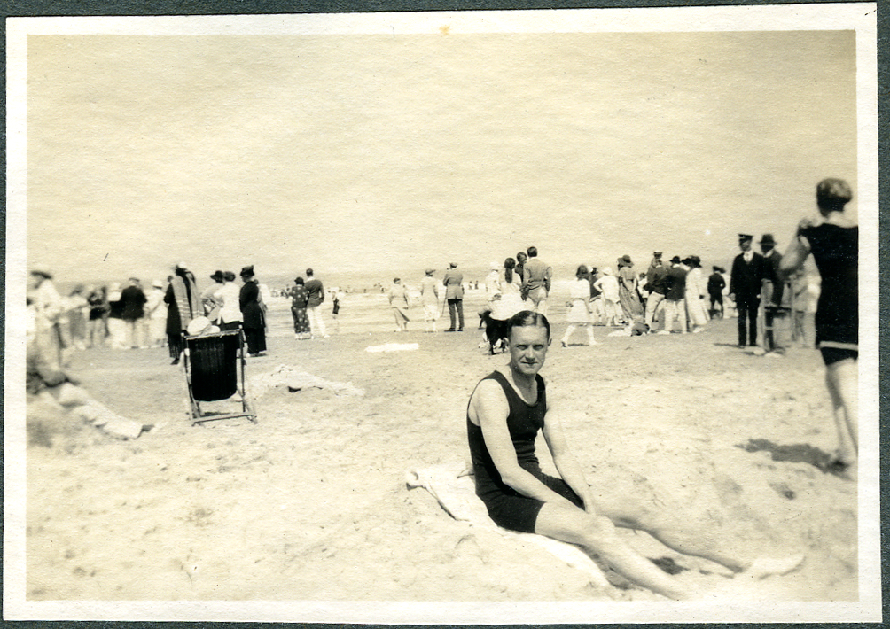 Oļģerds Grosvalds Torkī pludmalē, 1920.