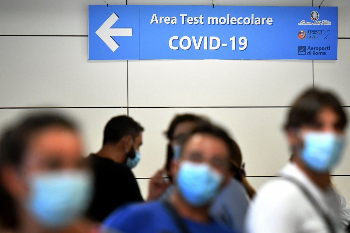 Pasažieri lidostā netālu no Romas Itālijā gaida rindā uz Covid-19 testu. Ilustratīvs foto.