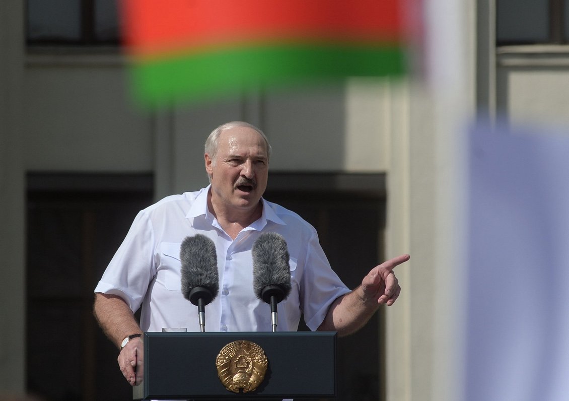 Baltkrievijas prezidents Aleksandrs Lukašenko uzrunā savus atbalstītājus mītiņā 16. augustā.