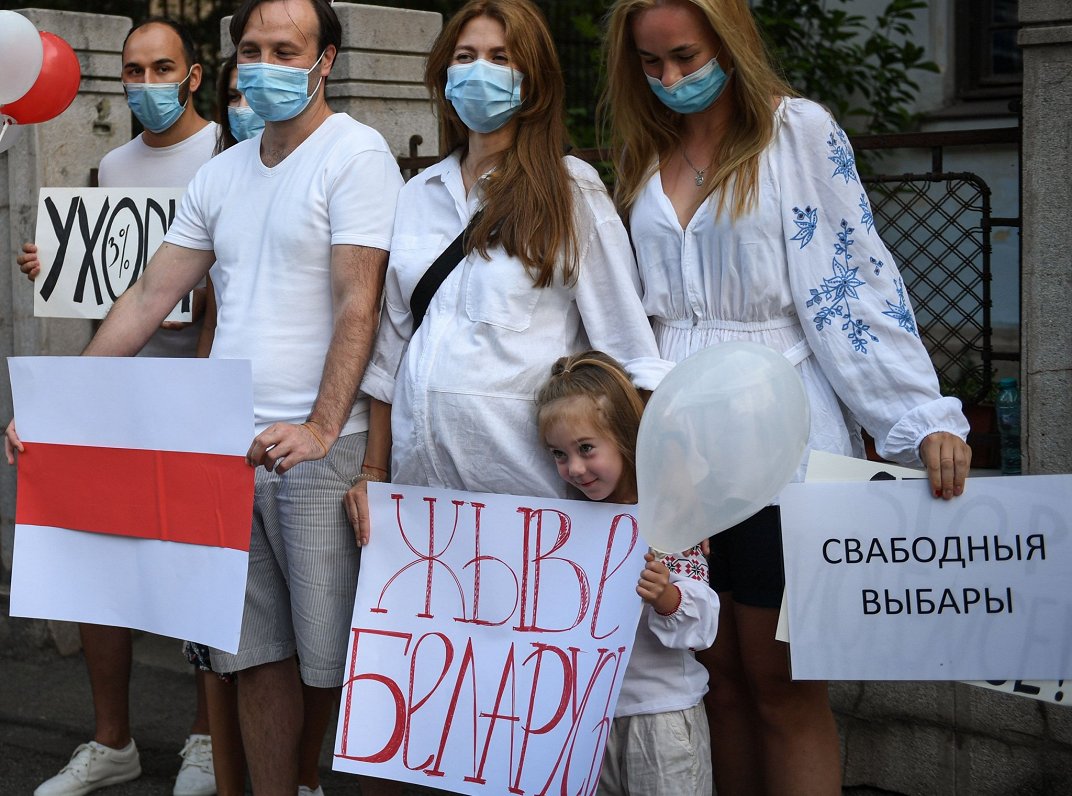 Tērpušās baltās drēbēs, pret vardarbību Baltkrievijā protestē arī sievietes Rumānijas galvaspilsētā...