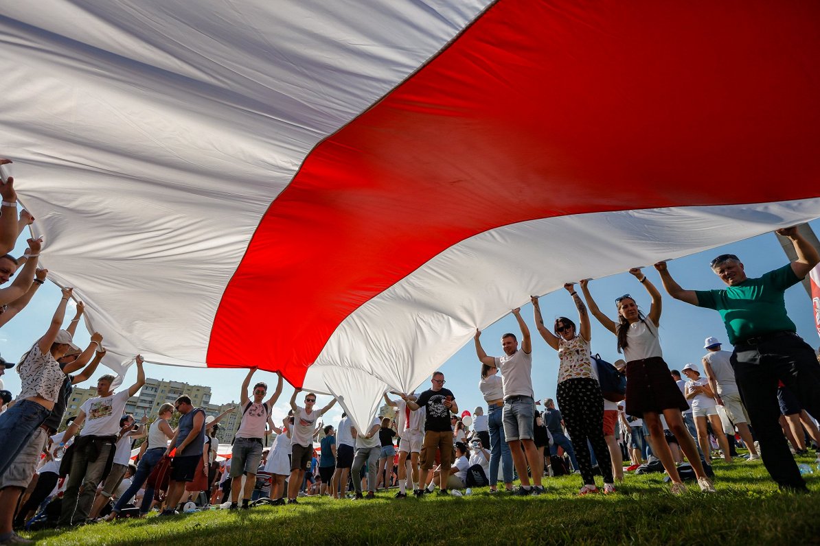 Attēlā: Jauni cilvēki piedalās opozīcijas atbalstītāju mītiņā Minskā. 16.08.2020.