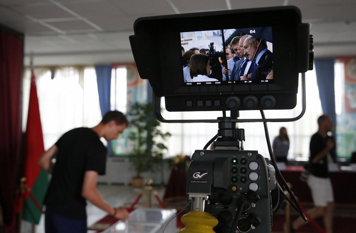 TV kadrs no Aleksandra Lukašenko runas prezidenta vēlēšanu dienā 2020. gada 9. augustā