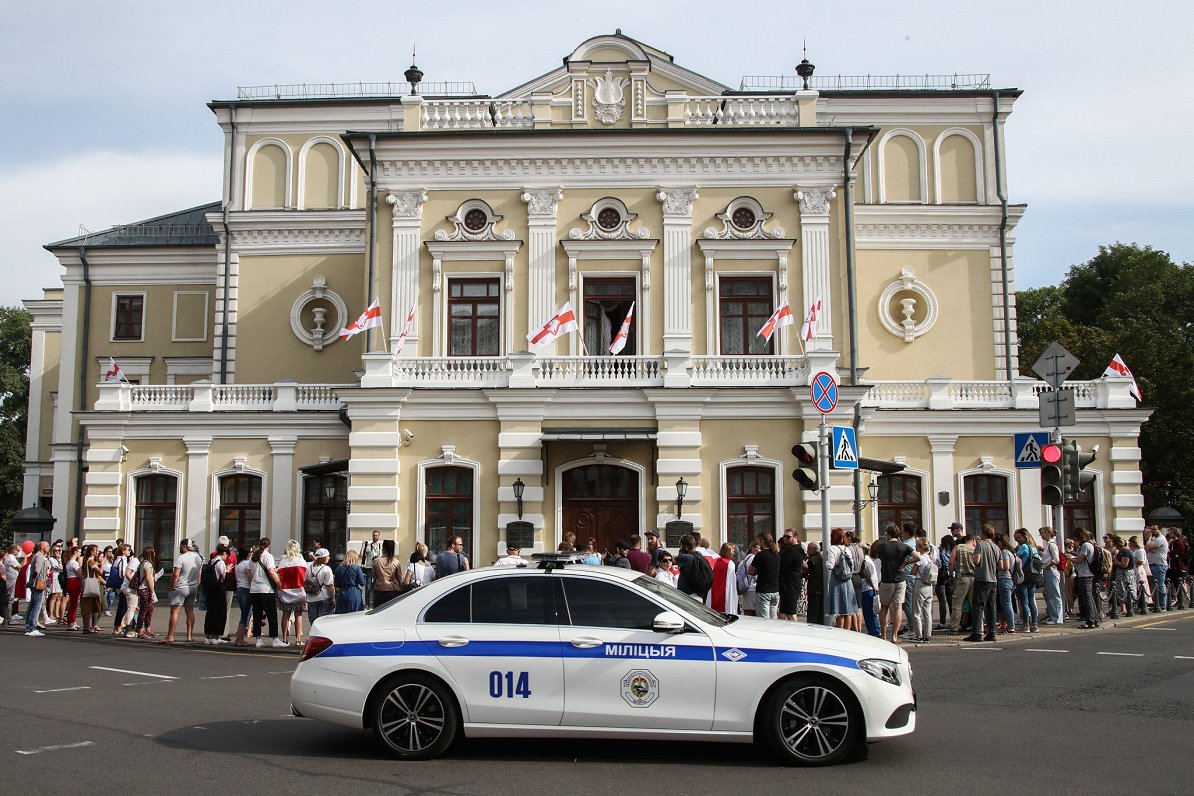 Protestētāji pie Jankas Kupalas teātra. Minska, 18.08.2020.
