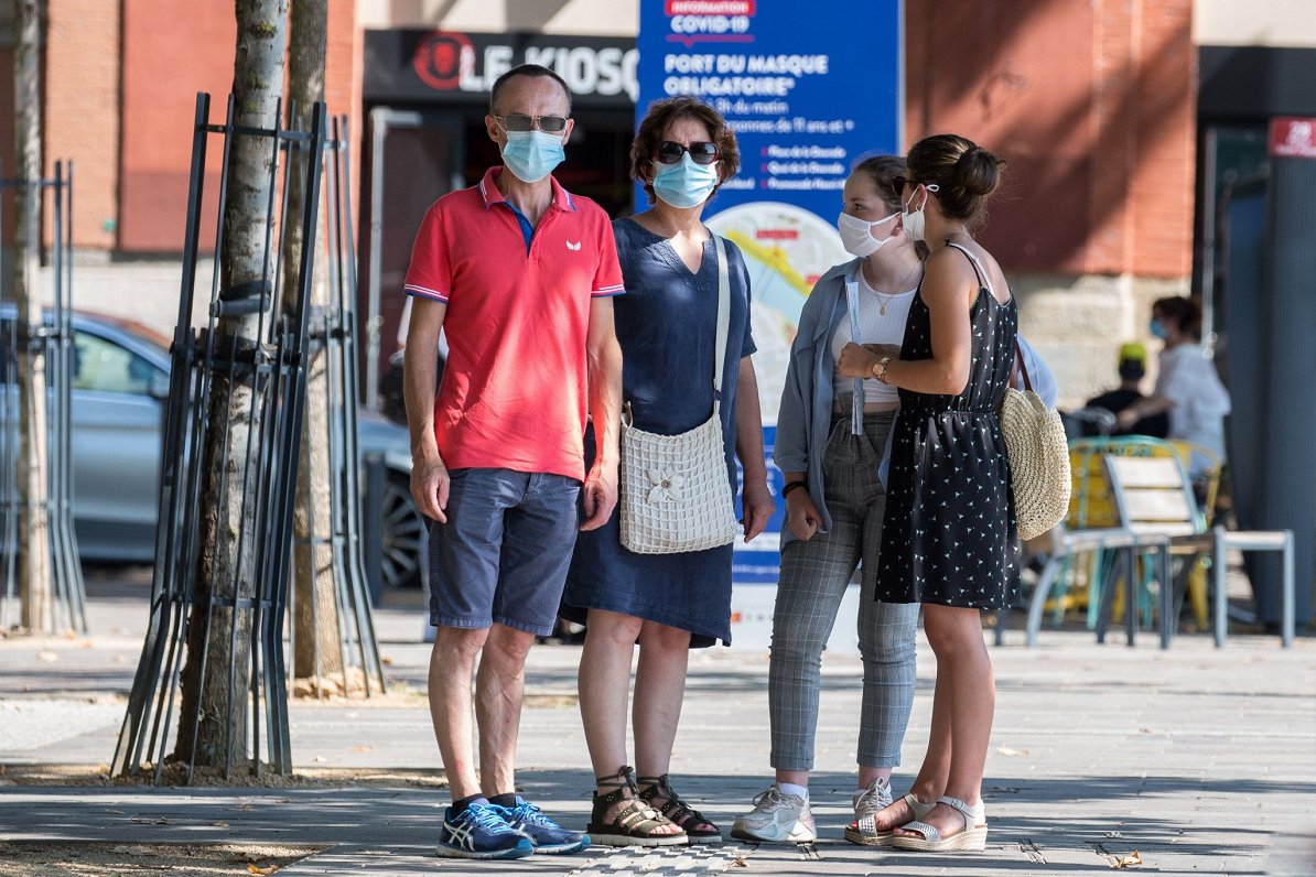 Cilvēki sejas maskās Tulūzas centrā, 14.08.2020. Ilustratīvs attēls.