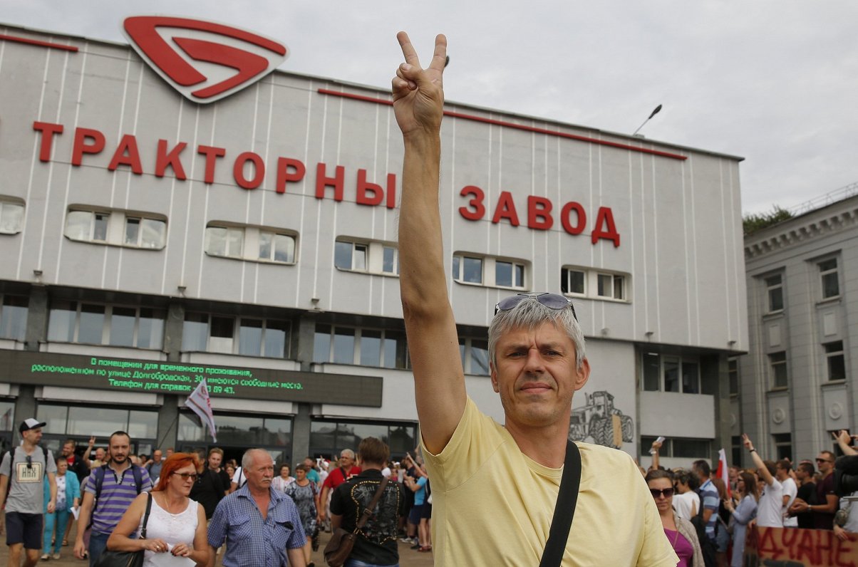 Minskas Traktoru rūpnīcas darbinieki pamet rūpnīcu, 2020. gada 18. augustā