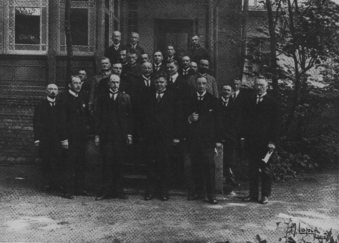 Baltijas valstu konferences dalībnieki pie Rīgas pils. 1920. gada 6. augusts.
