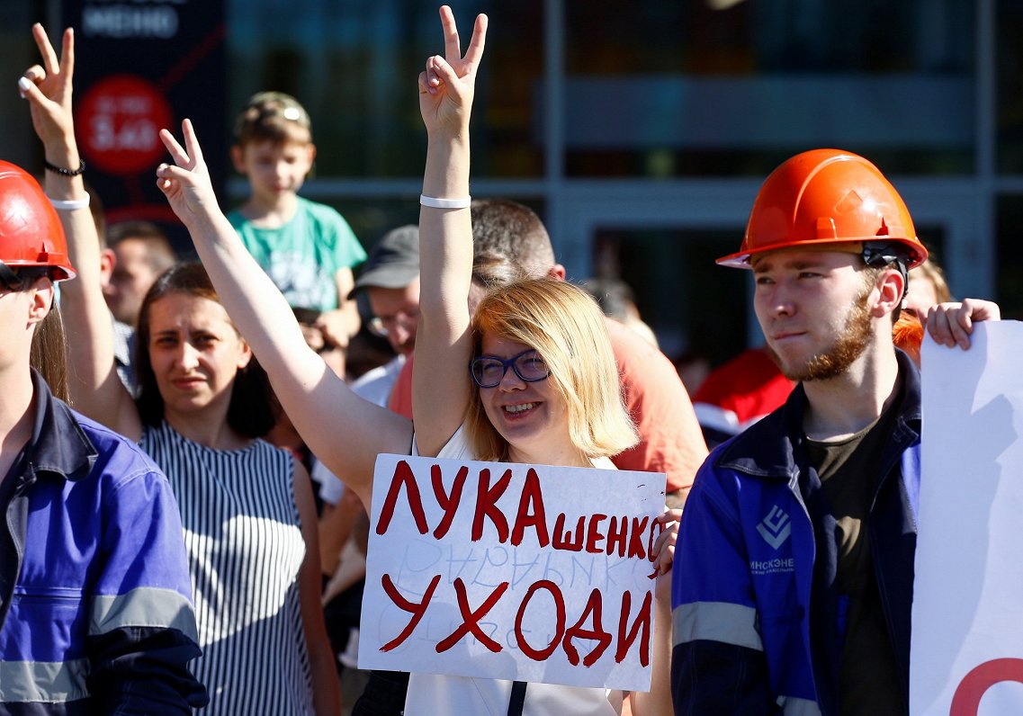 Protestētāja ar plakātu &quot;Lukašenko, atkāpies&quot;. 2020. gada augusts.