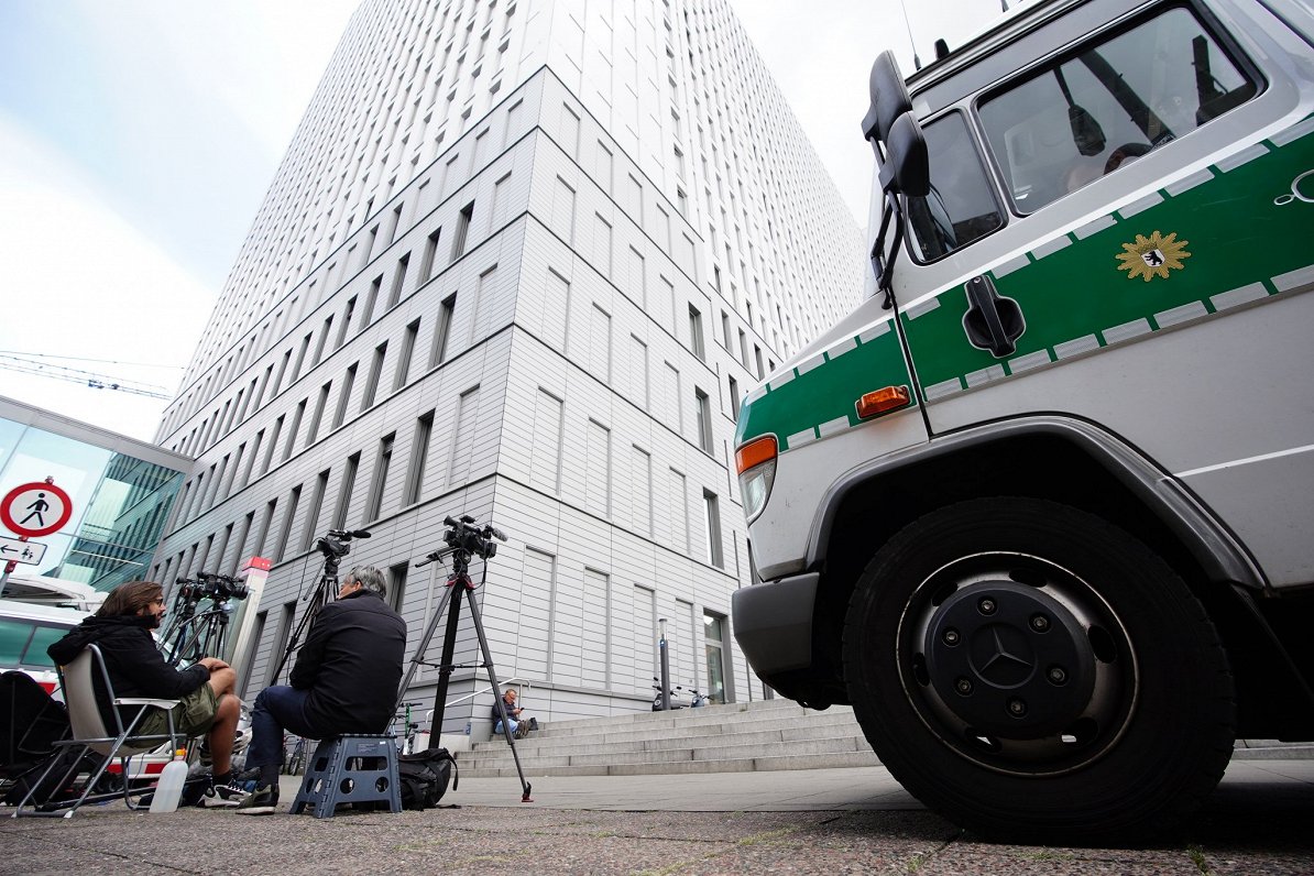 Žurnālisti un policisti  pie Berlīnes klīnikas, kur Krievijas opozicionārs Aleksejs Navaļnijs saņem...