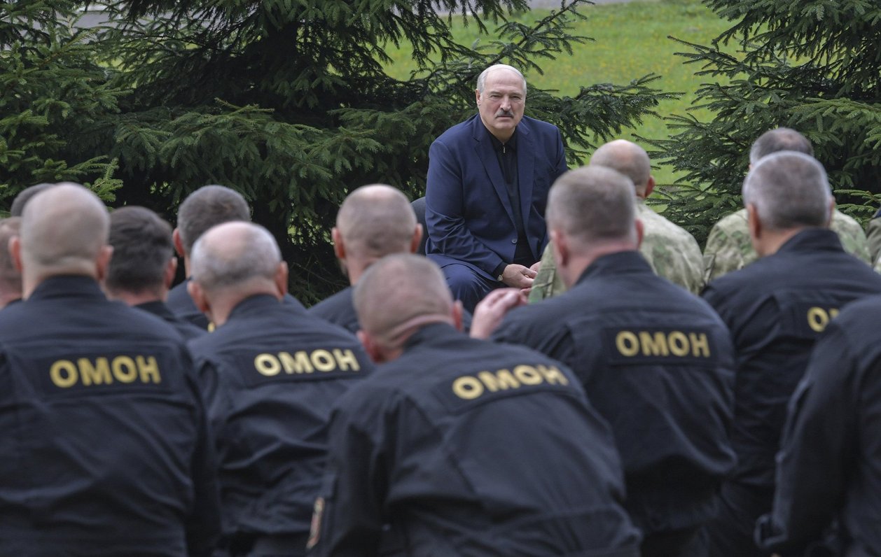 А. Лукашенко и сотрудники ОМОН