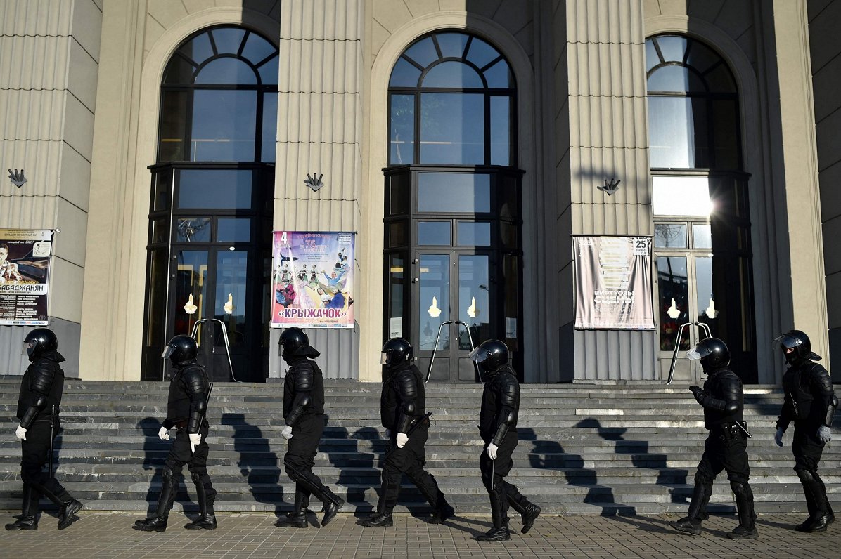 Baltkrievijas policijas vienības apsargā opozīcijas mītiņu.