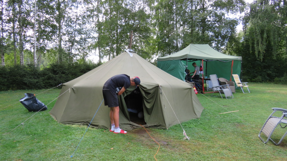 Murjāņu sportistu Covid-19 izolācija brezenta teltī.