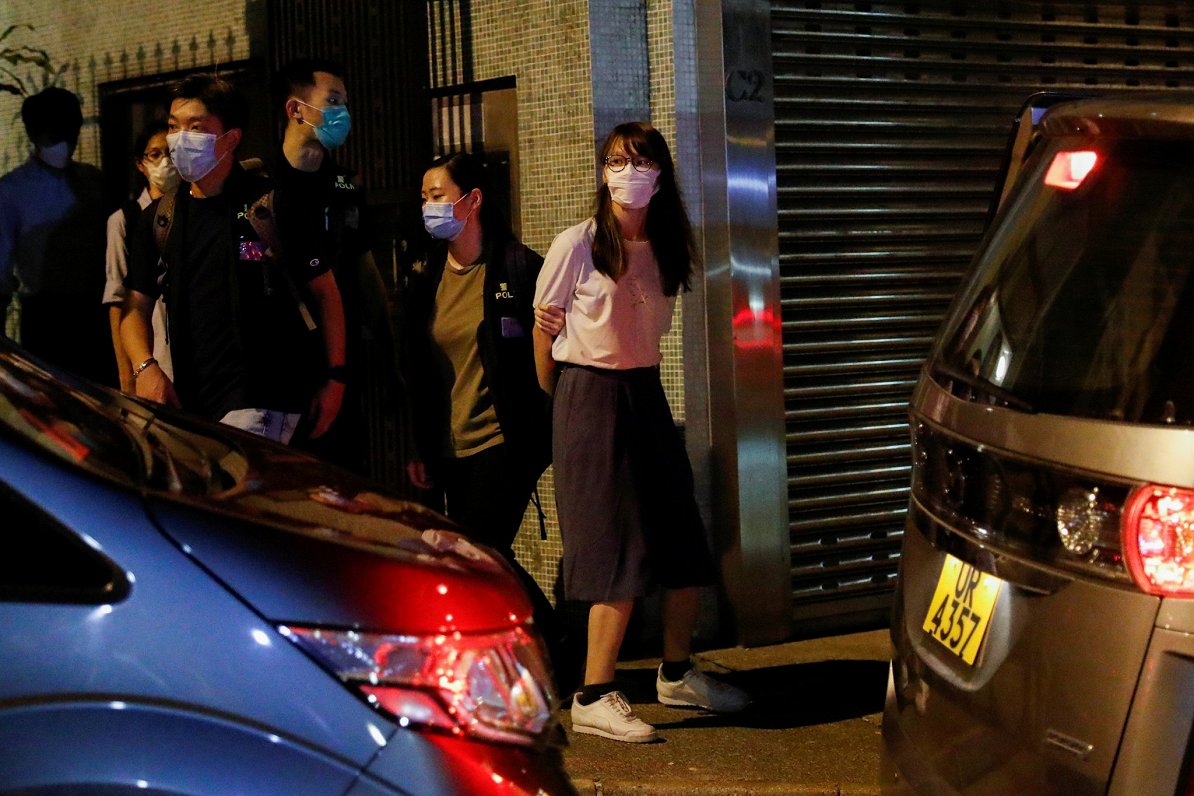 Pro-demokrātiskās aktīvistes Agnesas Čovas arests Honkongā. 2020. gada 10. augusts.