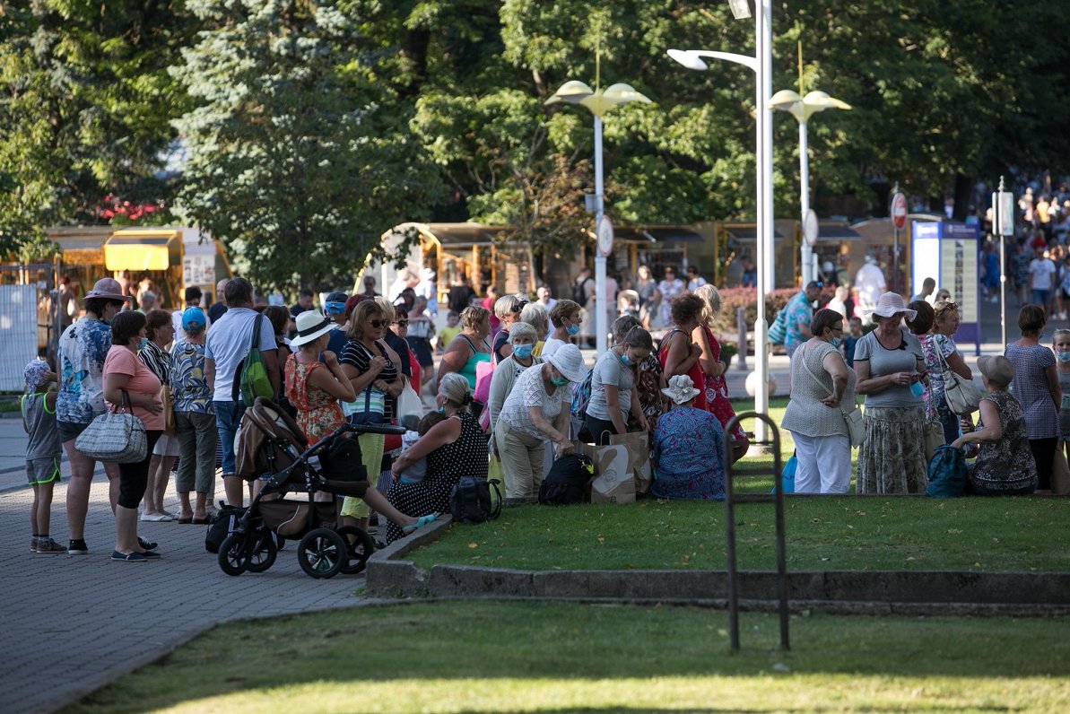 Cilvēki Lietuvas pilsētā Palangā. 2020. gada augusts.