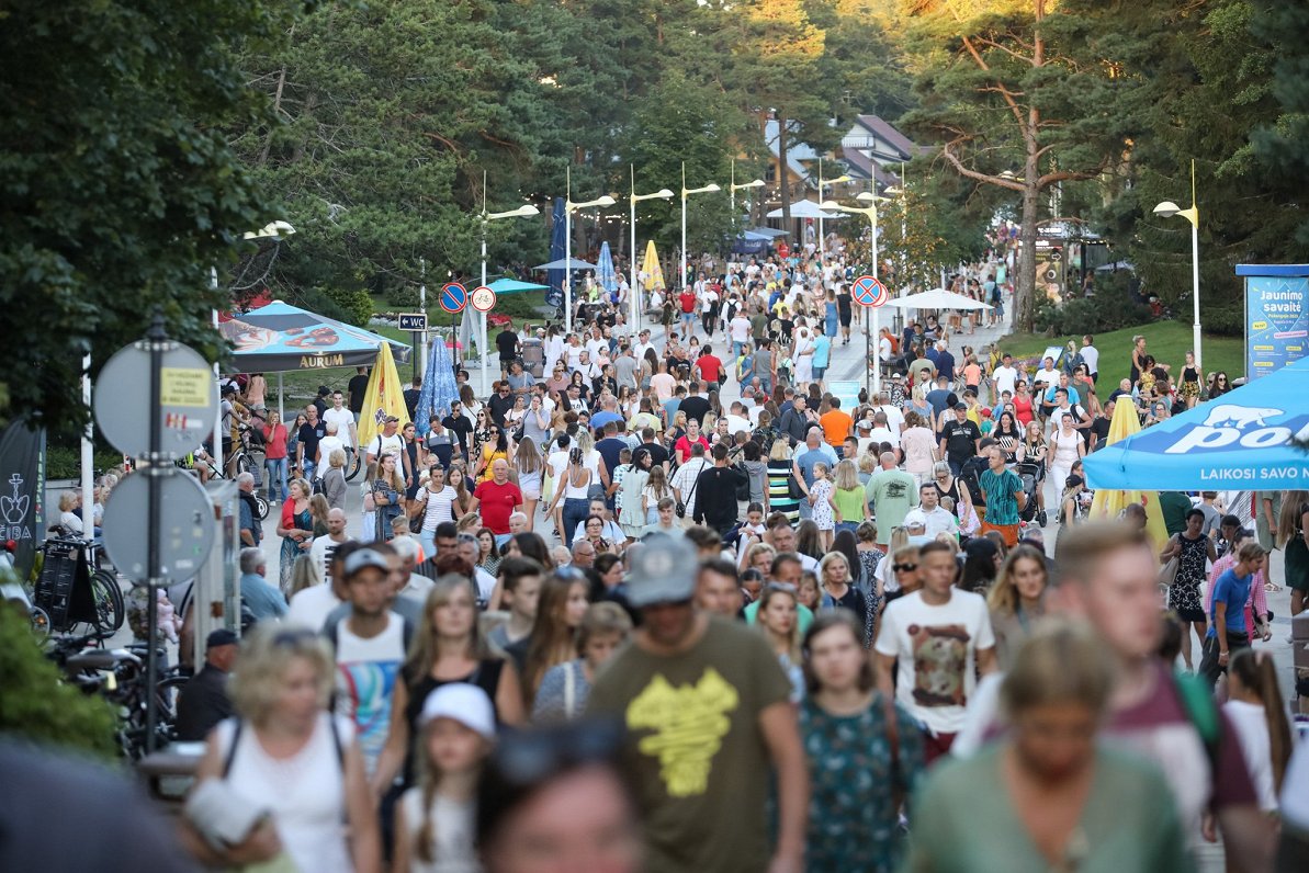 Cilvēku pūļi Lietuvas pilsētā Palangā, 2020. gada augusts.