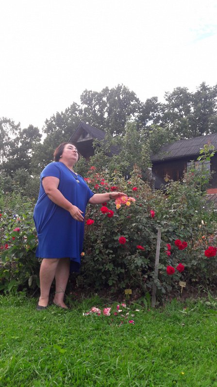 Valkas Mākslas skolas direktore Sniedze Ragže savā rožu dārzā.