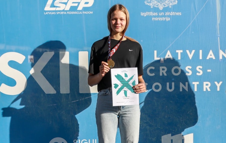 Samanta Krampe ar Latvijas čempiones medaļu
