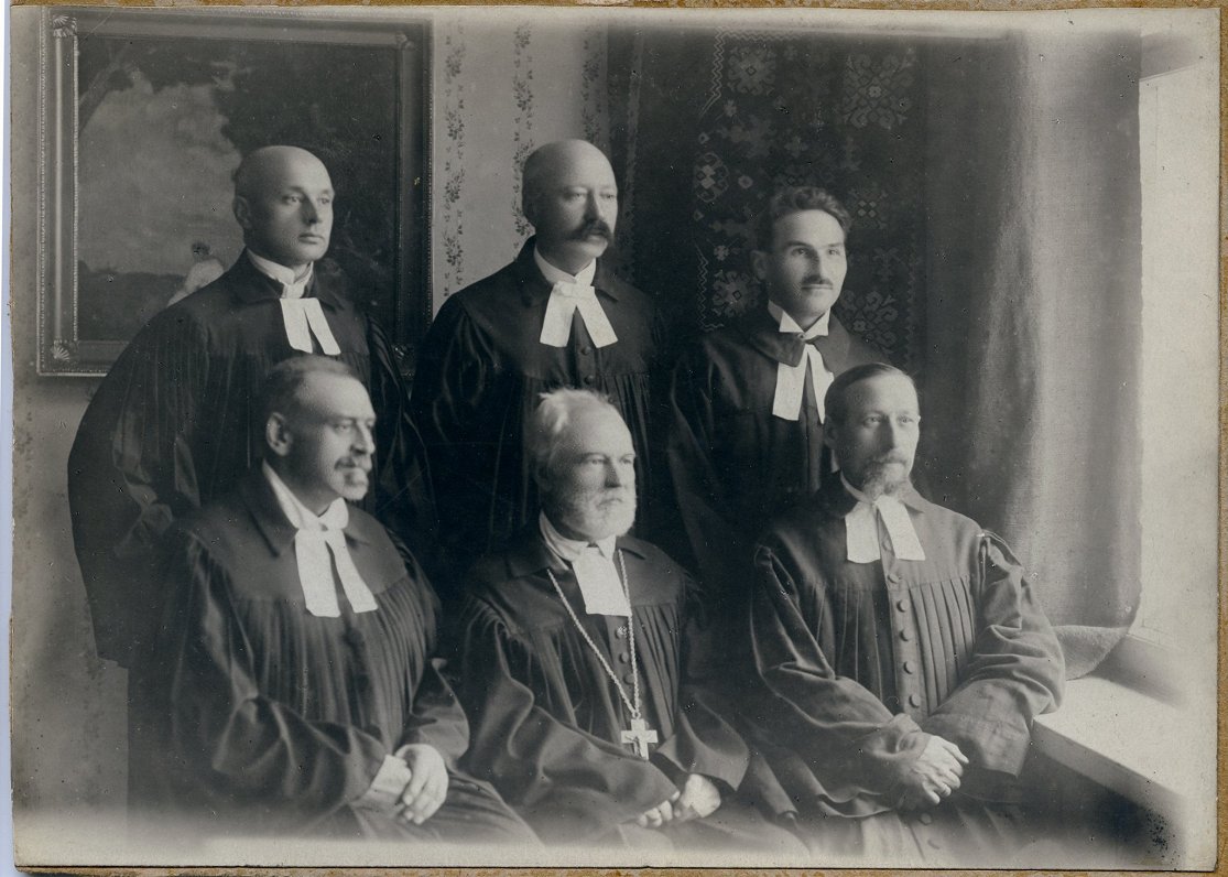 Pirmie latviešu luterāņu palīgmācītāji Krievijā un bīskaps Jānis Grīnbergs (sēž pirmais no kreisās),...