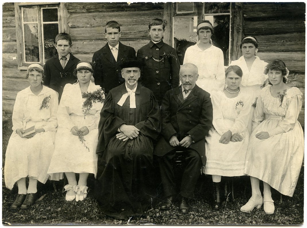 Mācītājs Jānis Grīnbergs ar iesvētāmajiem latviešu jauniešiem kolonijā Krievijā, ap 1920.