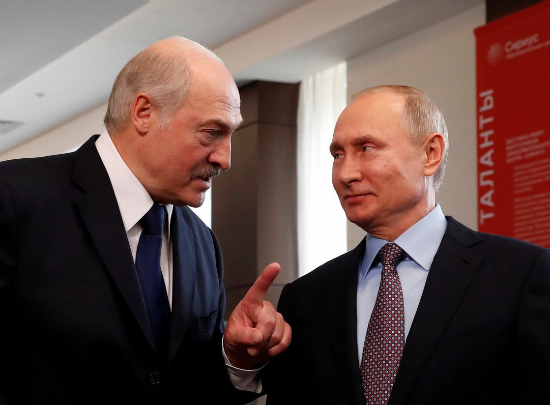 Aleksandrs Lukašenko (pa kreisi) un Vladimirs Putins tikšanās reizē Sočos 2019.gada februārī