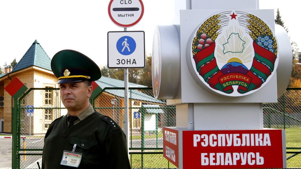 Пограничник на КПП на въезде в Белоруссию.