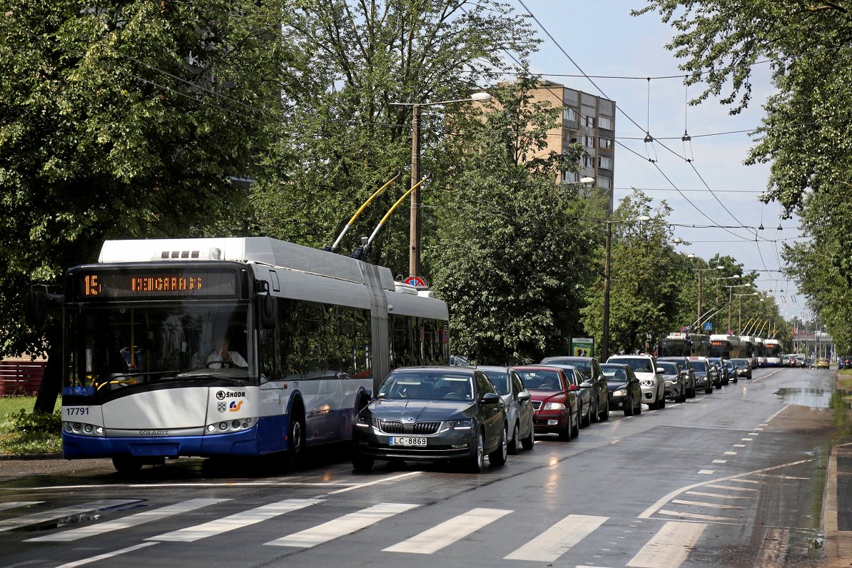 Sabiedriskais transports Rīgas ielās. Attēls ilustratīvs.