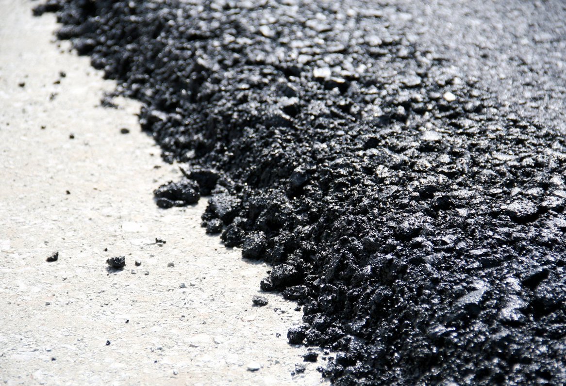 Latvijas Valsts ceļi» brīdina: Karstumā asfalta segums var būt slidens /  Raksts