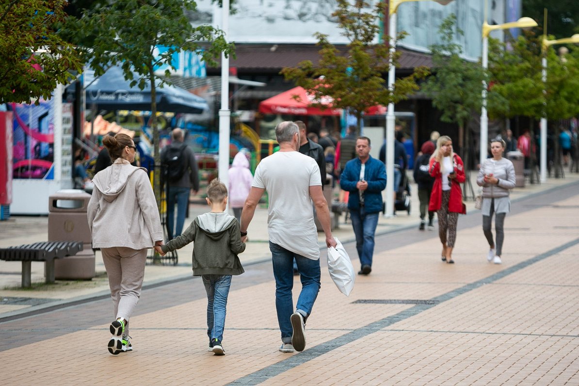 Cilvēki Lietuvas pilsētas Palangas ielās. 2020. gada augusts.
