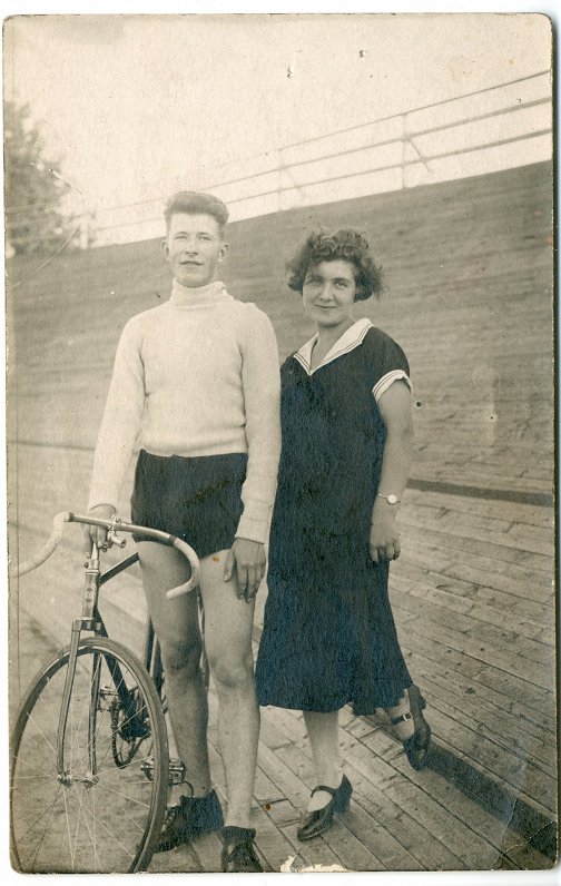 Vilis Zandmanis ar velosipēdu “Līva” uz treka 1929. gadā
