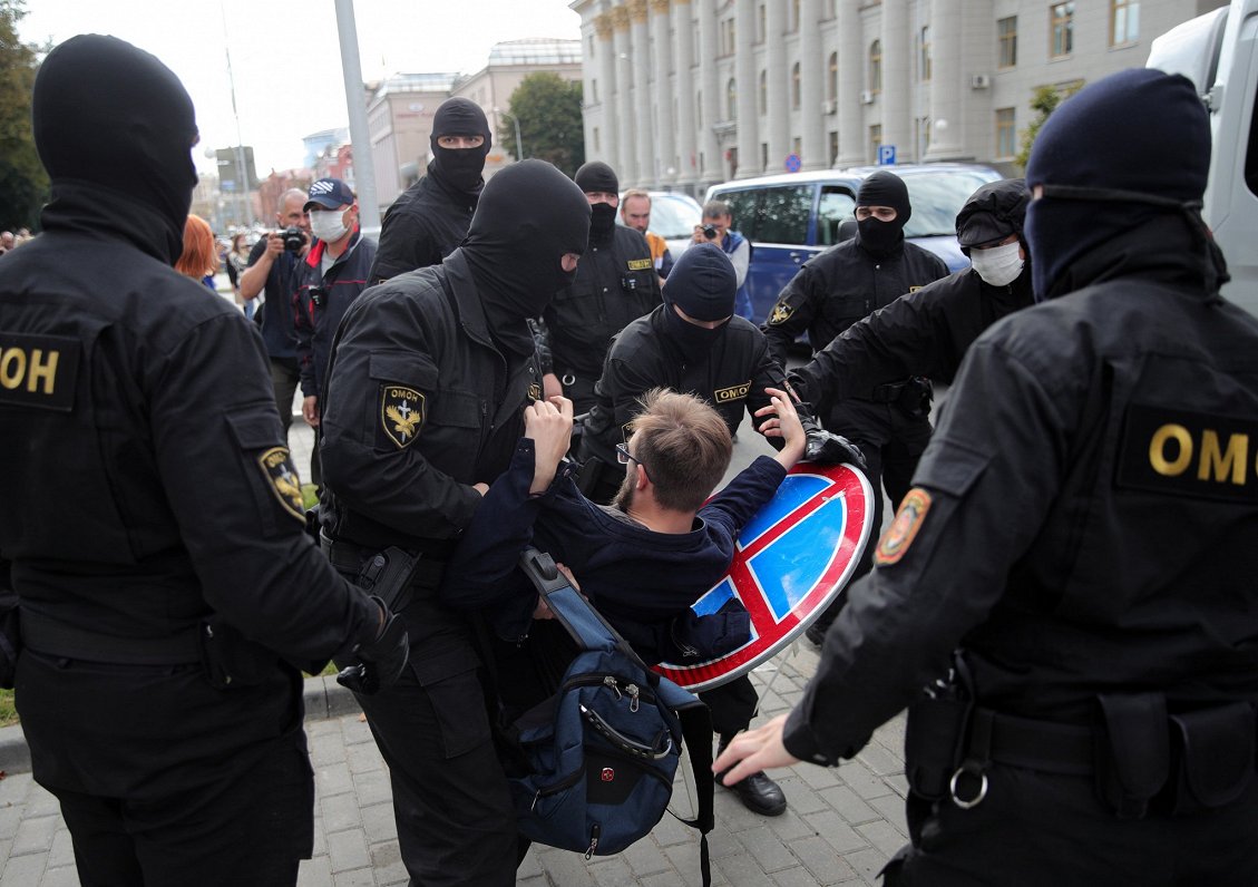 Baltkrievijas OMON spēki aiztur protestētāju. 2020. gada 1. septembris.