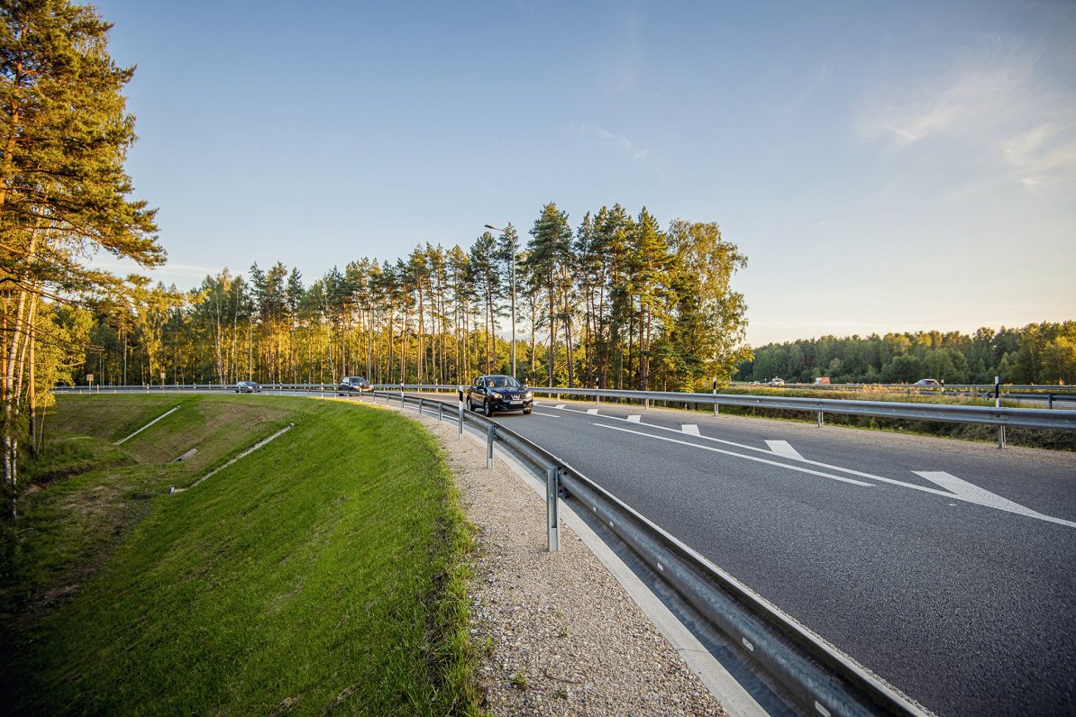 Samazina maksimālo atļauto braukšanas ātrumu; izņēmums – Vidzemes šosejas posms labos apstākļos