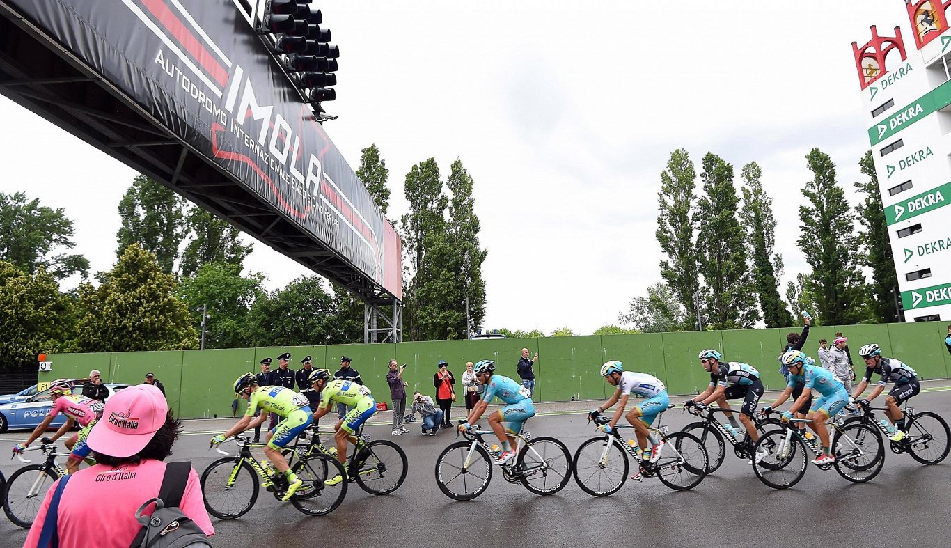 Riteņbraucēji &quot;Giro d'Italia&quot; posmā Imolas autotrasē 2015.gadā