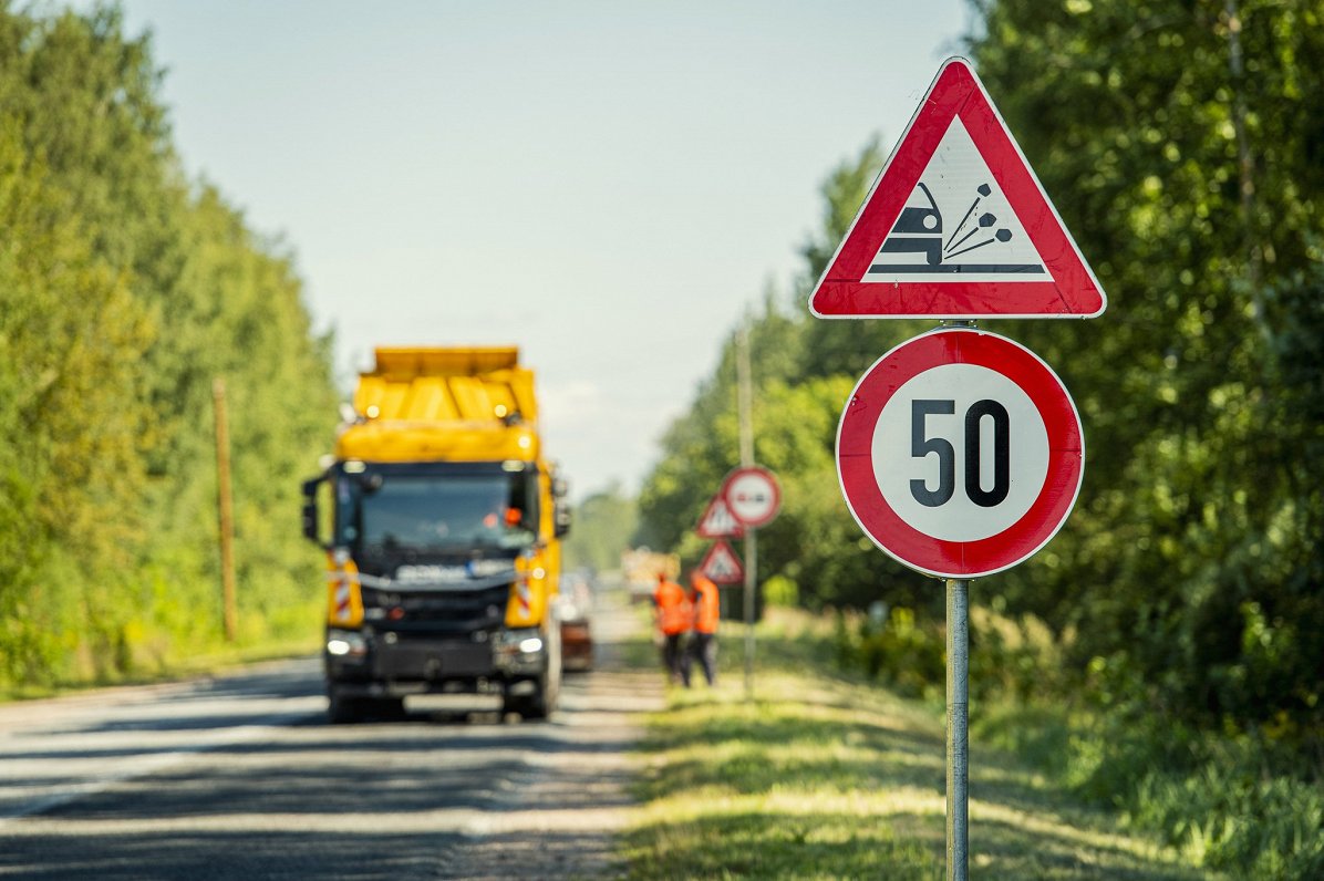 Ceļa seguma atjaunošanas darbi un braukšanas ātruma ierobežojuma zīme